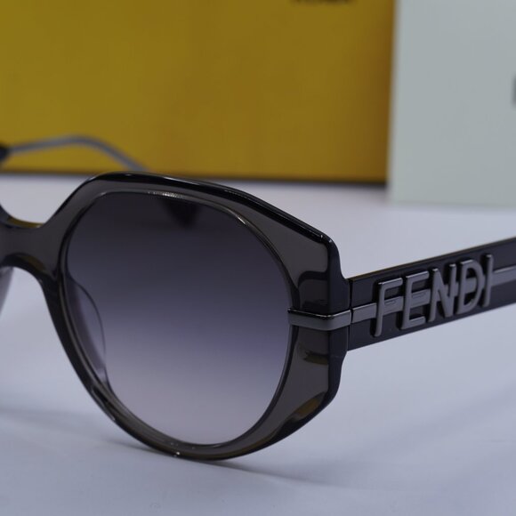 Fendi FE40083U 20B Butterfly Sunglasses - Grey - Picture 5 of 9